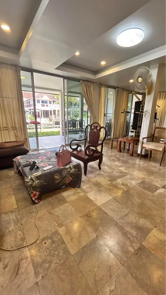 spacious beachfront house for sale at  Jomtien Yatch Club 1 construction was completed in 1990. Jomtien Yatch Club 1 at Na Jomtien, Sattahip has the following facilities: Swimming pool, Security and Car park.