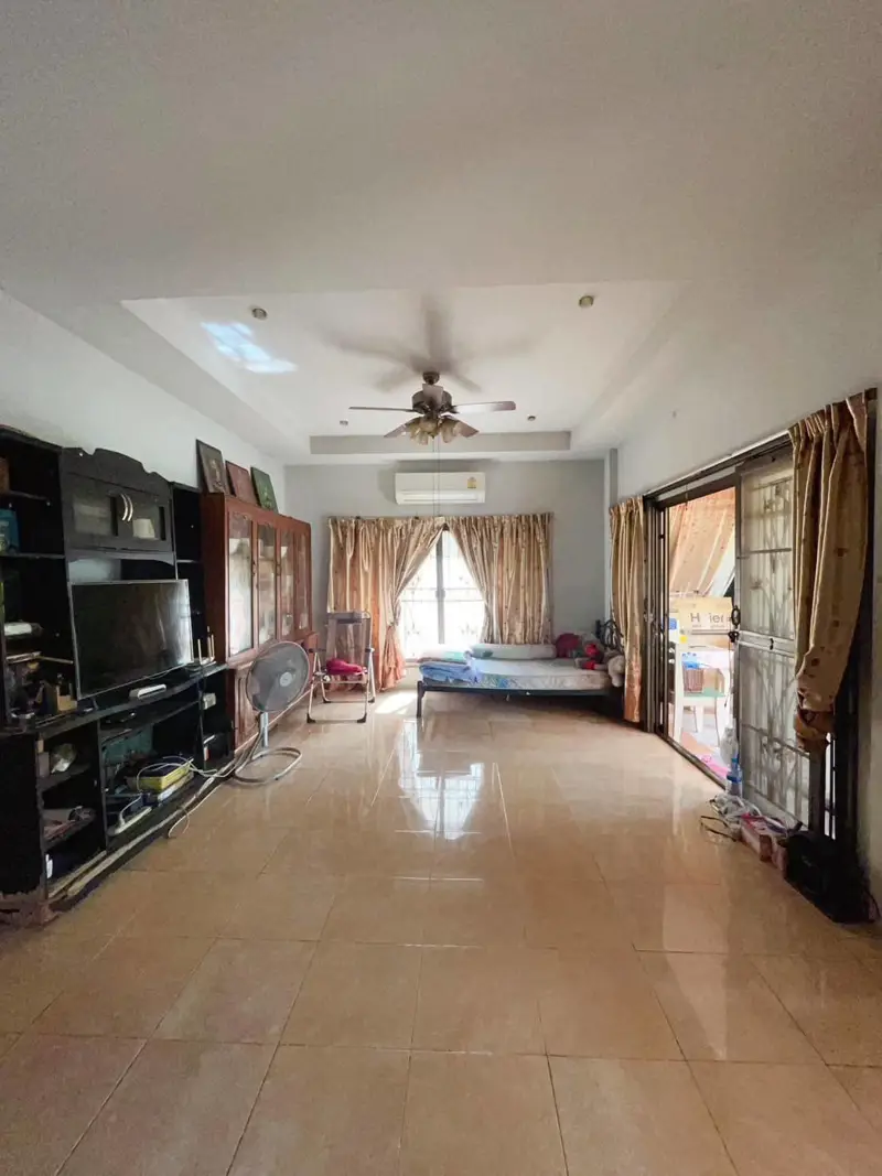 200 SQM detached house for sale with 2 bedrooms, 2 bathrooms, and 1 kitchen.  Communal swimming pool.  24-hour security.   Fully renovated, with room for an additional bedroom.