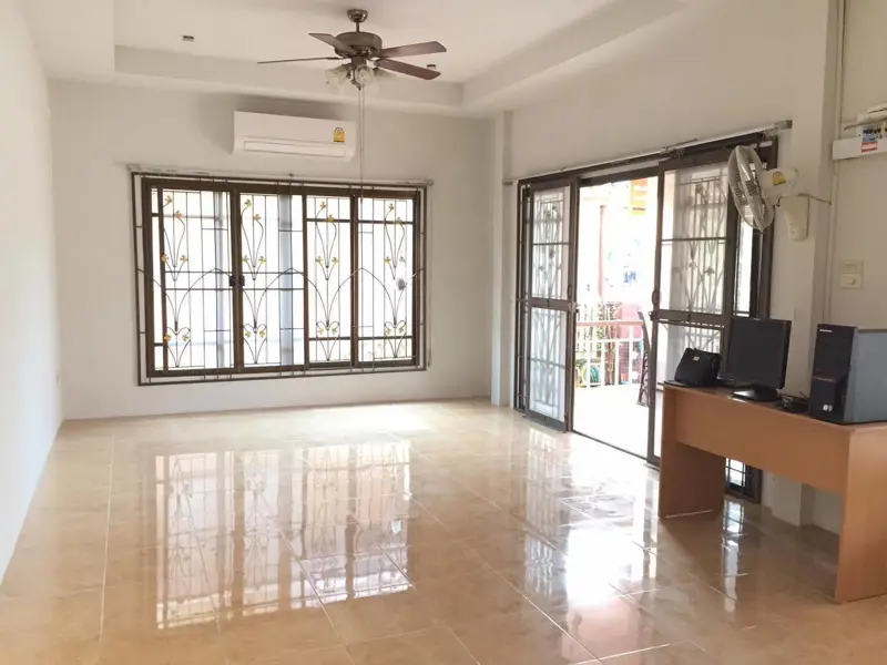 200 SQM detached house for sale with 2 bedrooms, 2 bathrooms, and 1 kitchen.  Communal swimming pool.  24-hour security.   Fully renovated, with room for an additional bedroom.