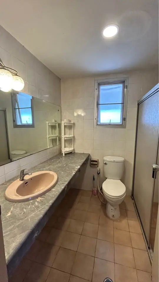 spacious beachfront house for sale at  Jomtien Yatch Club 1 construction was completed in 1990. Jomtien Yatch Club 1 at Na Jomtien, Sattahip has the following facilities: Swimming pool, Security and Car park.