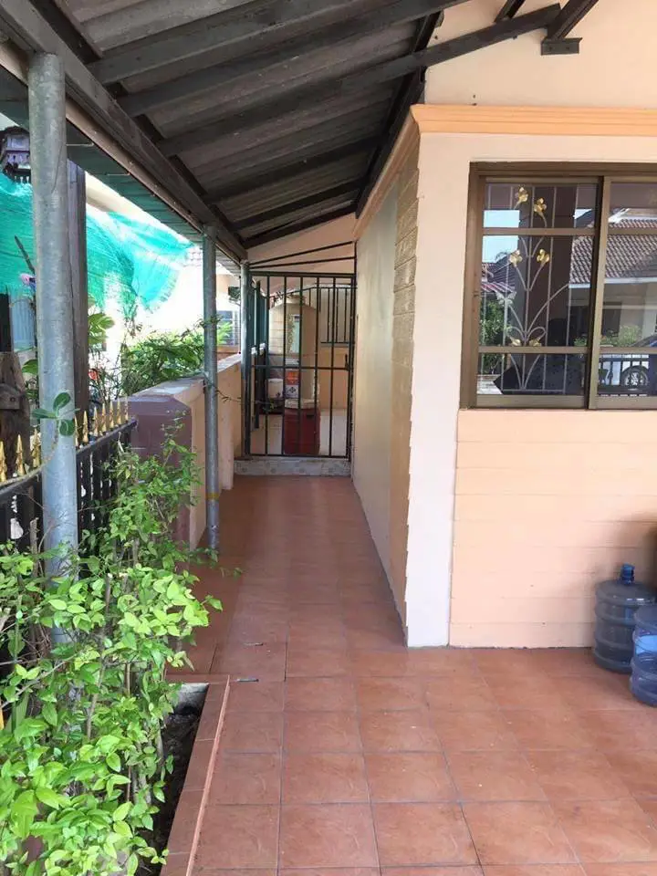 200 SQM detached house for sale with 2 bedrooms, 2 bathrooms, and 1 kitchen.  Communal swimming pool.  24-hour security.   Fully renovated, with room for an additional bedroom.