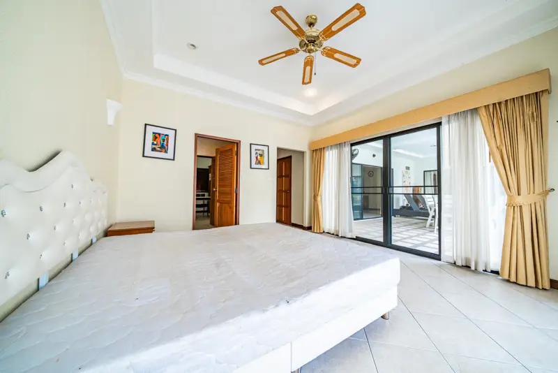 4 bed house Pratumnak for sale surrounded by  entertainment venues, Thai restaurants, international restaurants, department stores, and just 500 meters to Cozy Beach.
