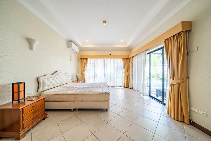 4 bed house Pratumnak for sale surrounded by  entertainment venues, Thai restaurants, international restaurants, department stores, and just 500 meters to Cozy Beach.