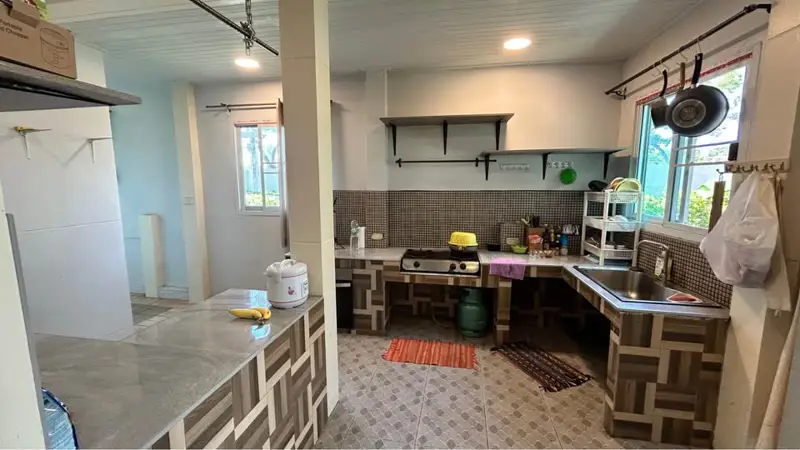 spacious beachfront house for sale at  Jomtien Yatch Club 1 construction was completed in 1990. Jomtien Yatch Club 1 at Na Jomtien, Sattahip has the following facilities: Swimming pool, Security and Car park.