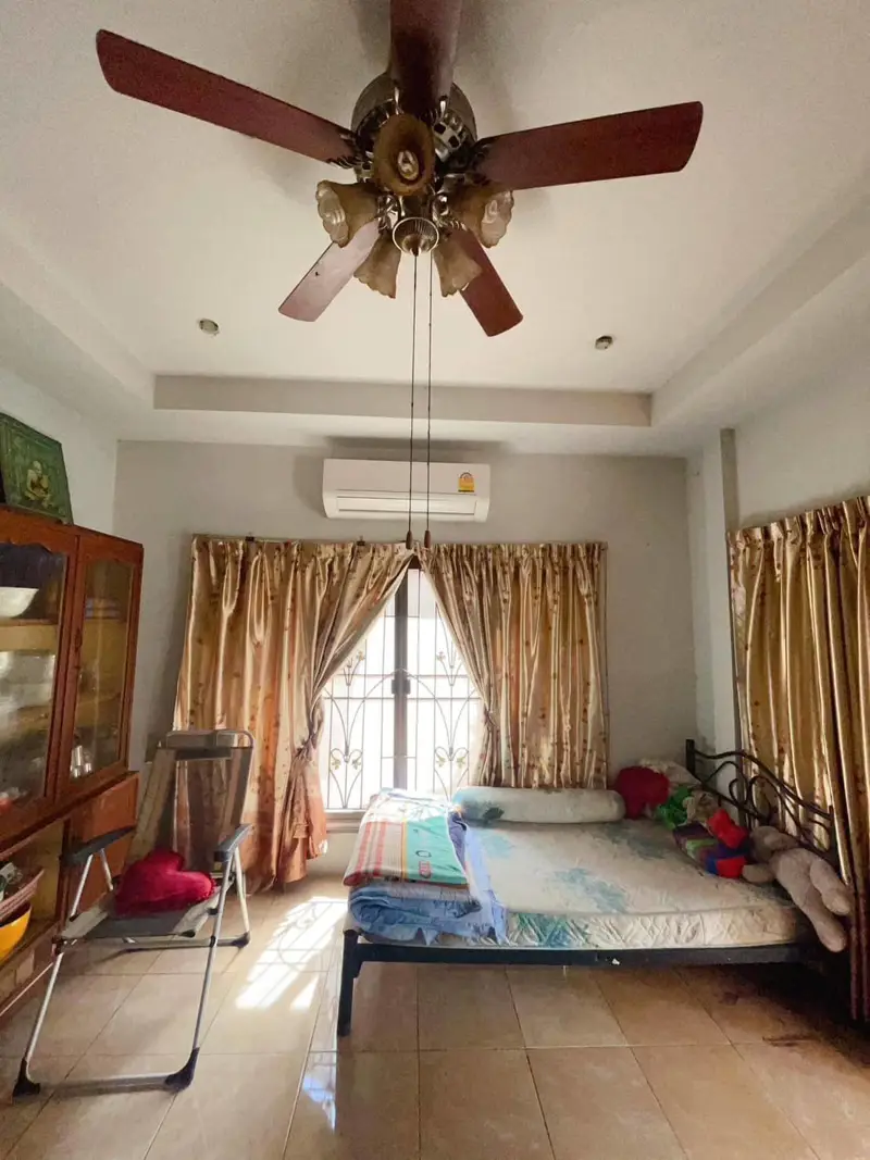 200 SQM detached house for sale with 2 bedrooms, 2 bathrooms, and 1 kitchen.  Communal swimming pool.  24-hour security.   Fully renovated, with room for an additional bedroom.