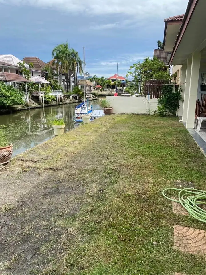 spacious beachfront house for sale at  Jomtien Yatch Club 1 construction was completed in 1990. Jomtien Yatch Club 1 at Na Jomtien, Sattahip has the following facilities: Swimming pool, Security and Car park.