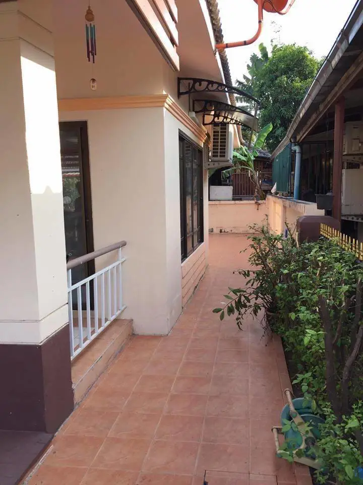 200 SQM detached house for sale with 2 bedrooms, 2 bathrooms, and 1 kitchen.  Communal swimming pool.  24-hour security.   Fully renovated, with room for an additional bedroom.