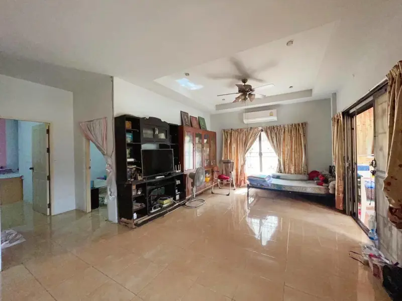 200 SQM detached house for sale with 2 bedrooms, 2 bathrooms, and 1 kitchen.  Communal swimming pool.  24-hour security.   Fully renovated, with room for an additional bedroom.