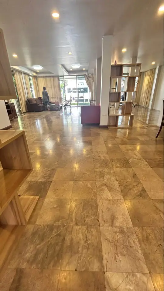 spacious beachfront house for sale at  Jomtien Yatch Club 1 construction was completed in 1990. Jomtien Yatch Club 1 at Na Jomtien, Sattahip has the following facilities: Swimming pool, Security and Car park.