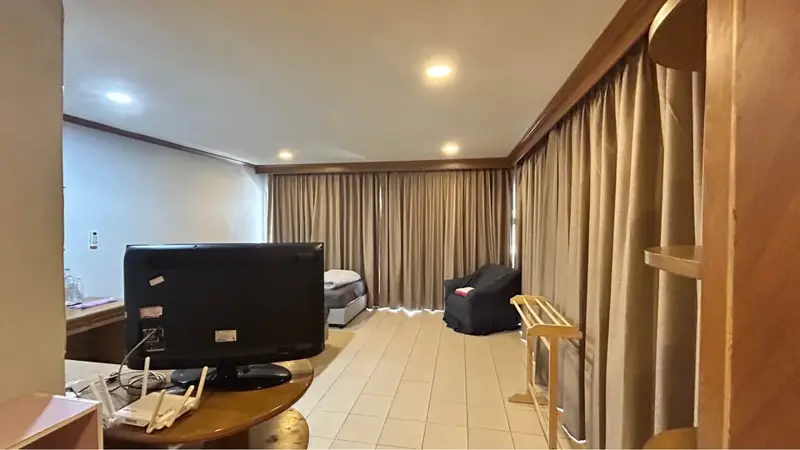 spacious beachfront house for sale at  Jomtien Yatch Club 1 construction was completed in 1990. Jomtien Yatch Club 1 at Na Jomtien, Sattahip has the following facilities: Swimming pool, Security and Car park.