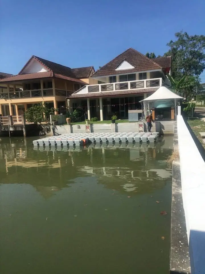 spacious beachfront house for sale at  Jomtien Yatch Club 1 construction was completed in 1990. Jomtien Yatch Club 1 at Na Jomtien, Sattahip has the following facilities: Swimming pool, Security and Car park.