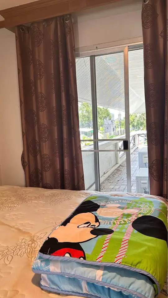 spacious beachfront house for sale at  Jomtien Yatch Club 1 construction was completed in 1990. Jomtien Yatch Club 1 at Na Jomtien, Sattahip has the following facilities: Swimming pool, Security and Car park.