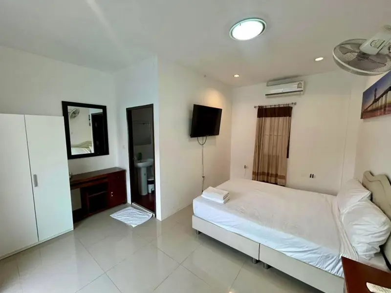 pool villa Jomtien with Bangkok are about 1.5 hour away. has the following facilities: Swimming pool, Gym, Security, Car park, Sauna, Concierge and Hot Tub. 