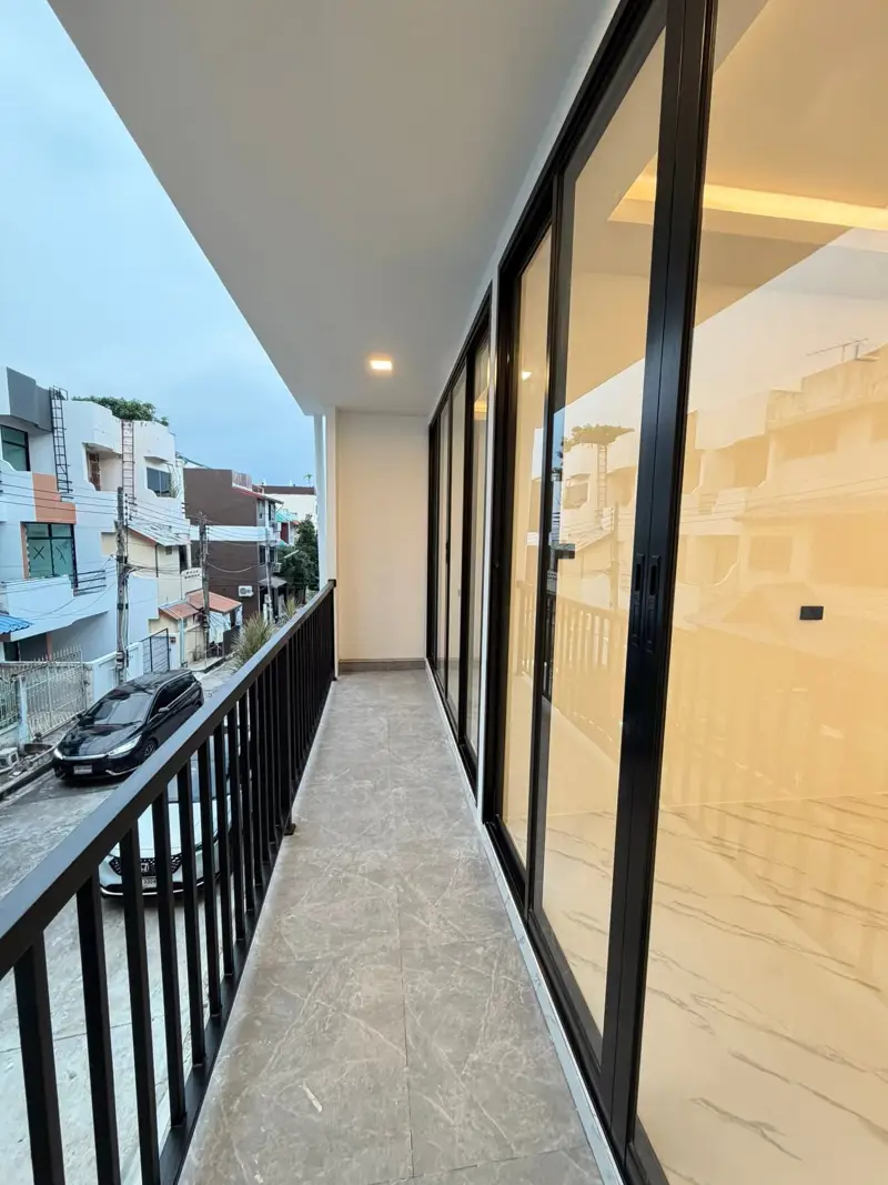 3-story town house Pattaya for sale, newly renovated!  Located on Thappraya Soi 15, near Walking Street and numerous tourist attractions and cafes. 4 bedrooms, 4 bathrooms 270 sq m of living space