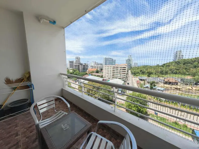 Pattaya Hill Resort Pratumnak Studio for sale with a pool, sauna , Jacuzzi, fitness center, car parking, security system, etc.Nearby Food Mart Supermarket, Boon Uea Shopping Plaza,
