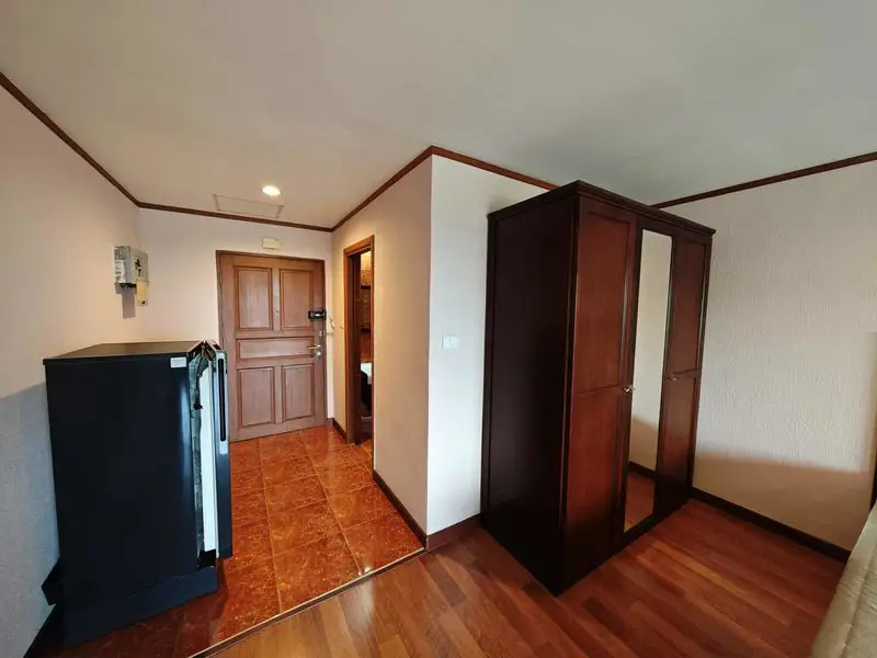 Pattaya Hill Resort Pratumnak Studio for sale with a pool, sauna , Jacuzzi, fitness center, car parking, security system, etc.Nearby Food Mart Supermarket, Boon Uea Shopping Plaza,