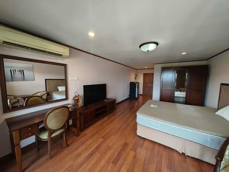 Pattaya Hill Resort Pratumnak Studio for sale with a pool, sauna , Jacuzzi, fitness center, car parking, security system, etc.Nearby Food Mart Supermarket, Boon Uea Shopping Plaza,