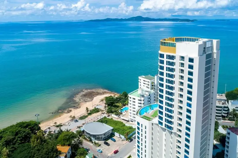 Sands Condominium 1bed condo for rent , Pratumnak Beach overlooking a beautiful secluded beach. with pool bar and restaurant, the fitness center with  Swimming pool, Gym, Security, Car park, Garden, Sauna and Concierge.