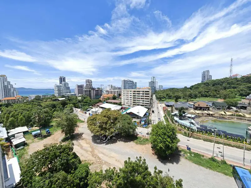 Pattaya Hill Resort Pratumnak Studio for sale with a pool, sauna , Jacuzzi, fitness center, car parking, security system, etc.Nearby Food Mart Supermarket, Boon Uea Shopping Plaza,