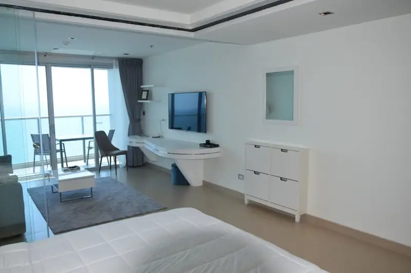 Sands Condominium 1bed condo for rent , Pratumnak Beach overlooking a beautiful secluded beach. with pool bar and restaurant, the fitness center with  Swimming pool, Gym, Security, Car park, Garden, Sauna and Concierge.