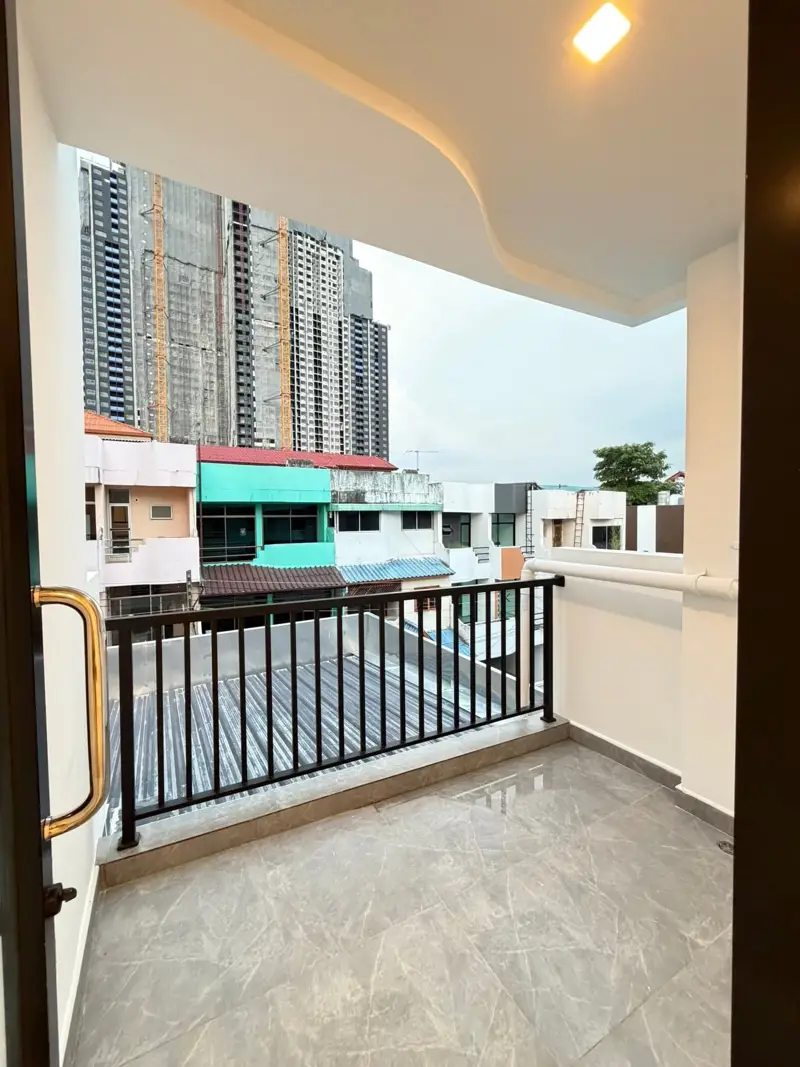 3-story town house Pattaya for sale, newly renovated!  Located on Thappraya Soi 15, near Walking Street and numerous tourist attractions and cafes. 4 bedrooms, 4 bathrooms 270 sq m of living space