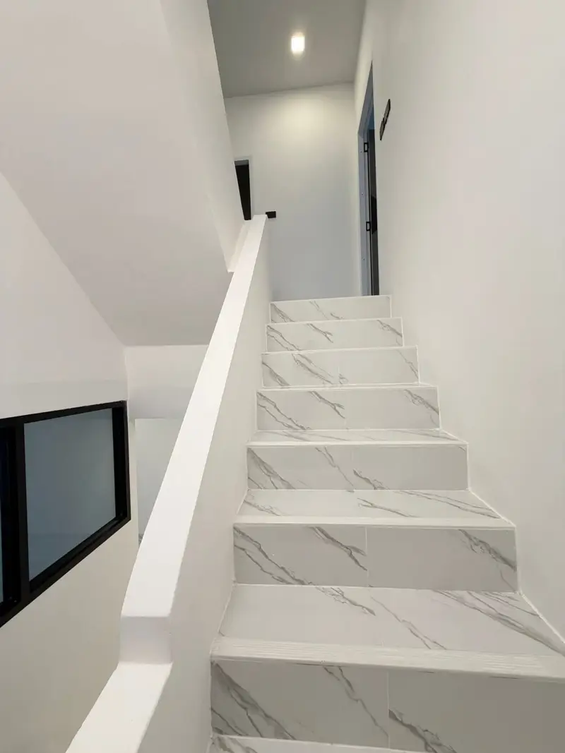 3-story town house Pattaya for sale, newly renovated!  Located on Thappraya Soi 15, near Walking Street and numerous tourist attractions and cafes. 4 bedrooms, 4 bathrooms 270 sq m of living space