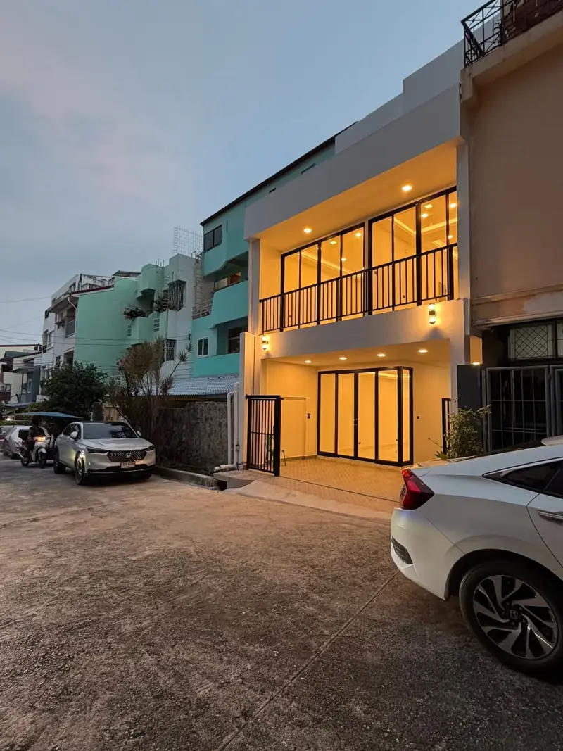 3-story town house Pattaya for sale, newly renovated!  Located on Thappraya Soi 15, near Walking Street and numerous tourist attractions and cafes. 4 bedrooms, 4 bathrooms 270 sq m of living space