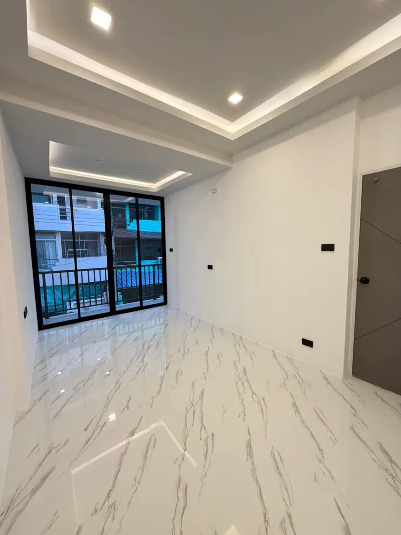 3-story town house Pattaya for sale, newly renovated!  Located on Thappraya Soi 15, near Walking Street and numerous tourist attractions and cafes. 4 bedrooms, 4 bathrooms 270 sq m of living space