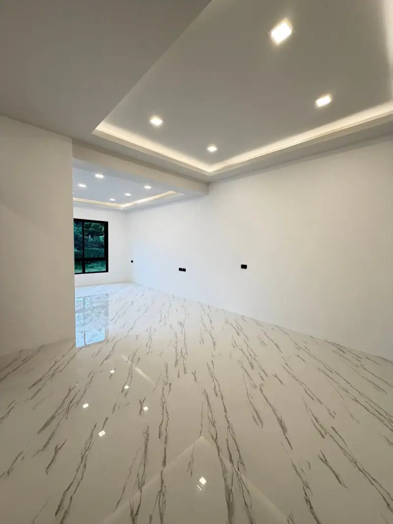 3-story town house Pattaya for sale, newly renovated!  Located on Thappraya Soi 15, near Walking Street and numerous tourist attractions and cafes. 4 bedrooms, 4 bathrooms 270 sq m of living space