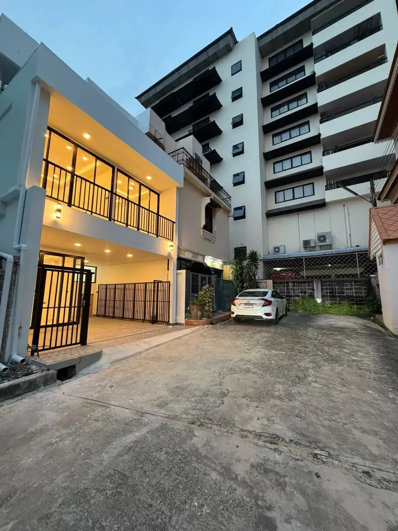 3-story town house Pattaya for sale, newly renovated!  Located on Thappraya Soi 15, near Walking Street and numerous tourist attractions and cafes. 4 bedrooms, 4 bathrooms 270 sq m of living space
