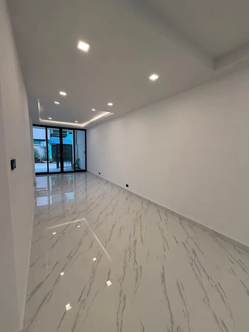 3-story town house Pattaya for sale, newly renovated!  Located on Thappraya Soi 15, near Walking Street and numerous tourist attractions and cafes. 4 bedrooms, 4 bathrooms 270 sq m of living space