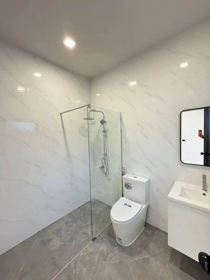 3-story town house Pattaya for sale, newly renovated!  Located on Thappraya Soi 15, near Walking Street and numerous tourist attractions and cafes. 4 bedrooms, 4 bathrooms 270 sq m of living space