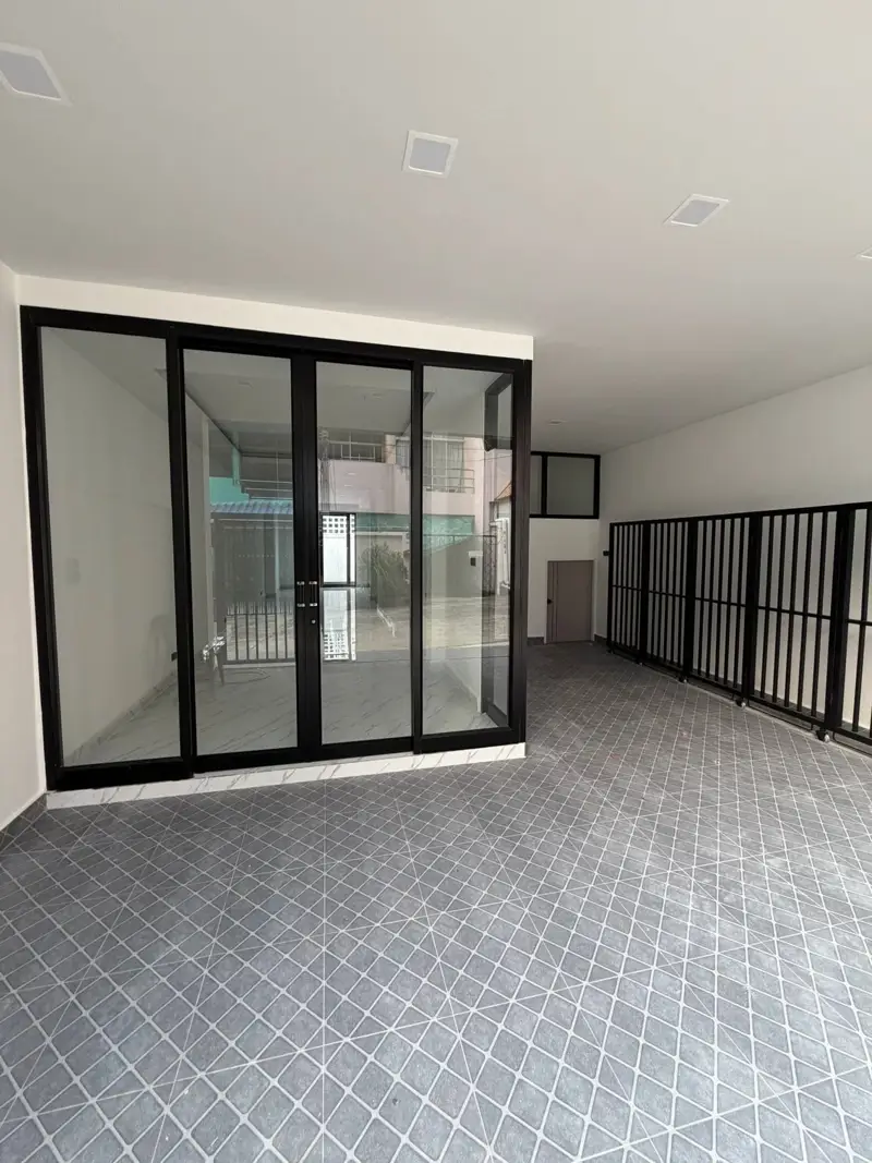 3-story town house Pattaya for sale, newly renovated!  Located on Thappraya Soi 15, near Walking Street and numerous tourist attractions and cafes. 4 bedrooms, 4 bathrooms 270 sq m of living space