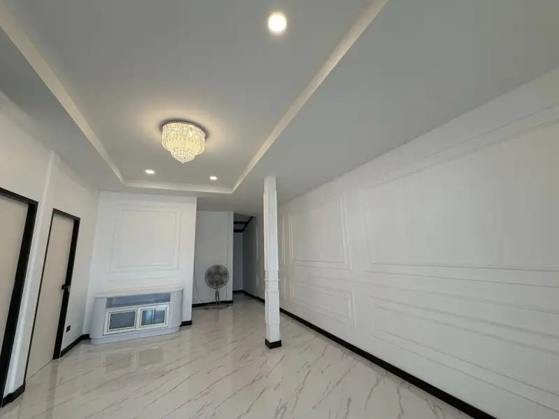 Pattaya Rung Ruang Soi 4, 2 Bedroom for sale in Huay Yai, located east of Pattaya City, offers a peaceful escape from the busy tourist areas. Known for its lush countryside landscapes, relaxed atmosphere,