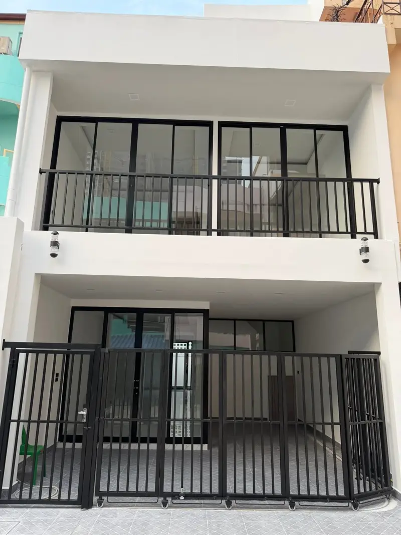 3-story town house Pattaya for sale, newly renovated!  Located on Thappraya Soi 15, near Walking Street and numerous tourist attractions and cafes. 4 bedrooms, 4 bathrooms 270 sq m of living space