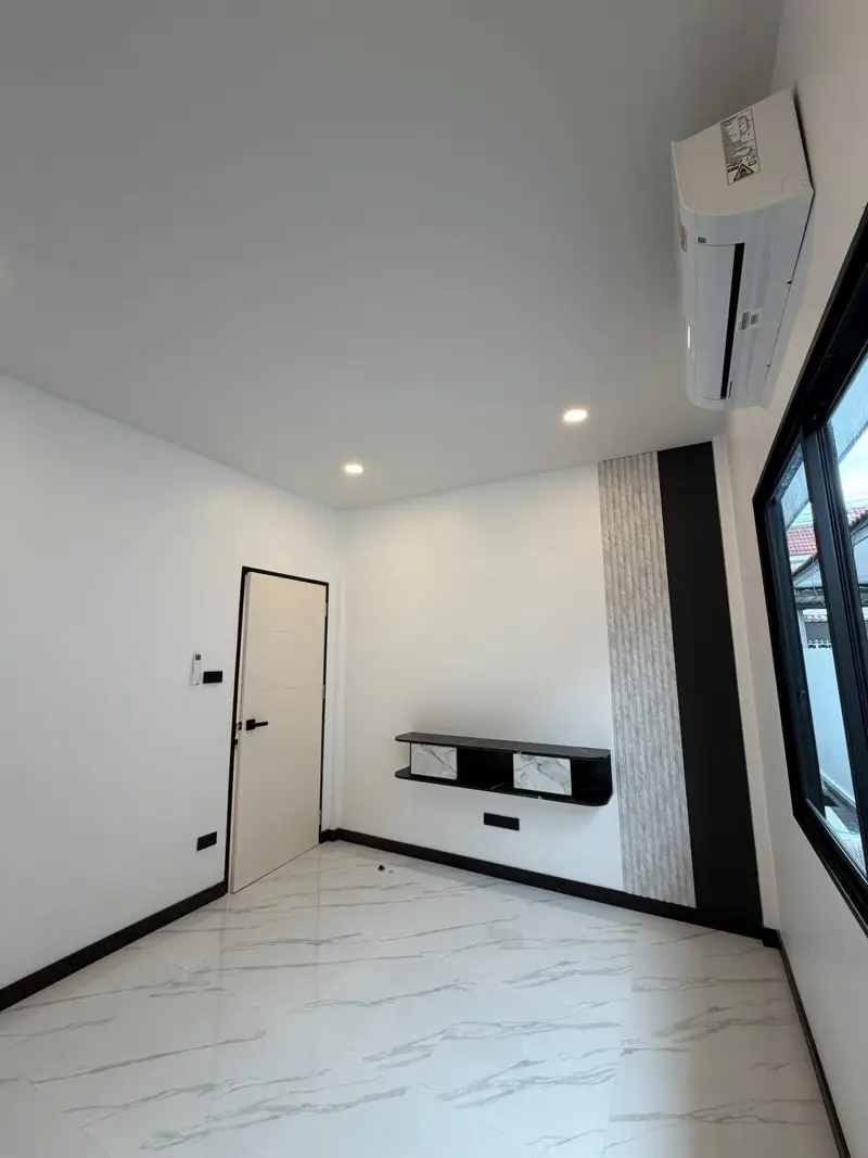 Pattaya Rung Ruang Soi 4, 2 Bedroom for sale in Huay Yai, located east of Pattaya City, offers a peaceful escape from the busy tourist areas. Known for its lush countryside landscapes, relaxed atmosphere,