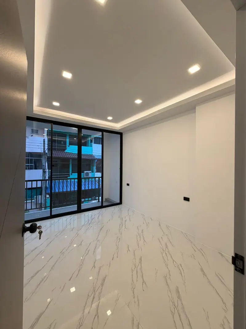 3-story town house Pattaya for sale, newly renovated!  Located on Thappraya Soi 15, near Walking Street and numerous tourist attractions and cafes. 4 bedrooms, 4 bathrooms 270 sq m of living space