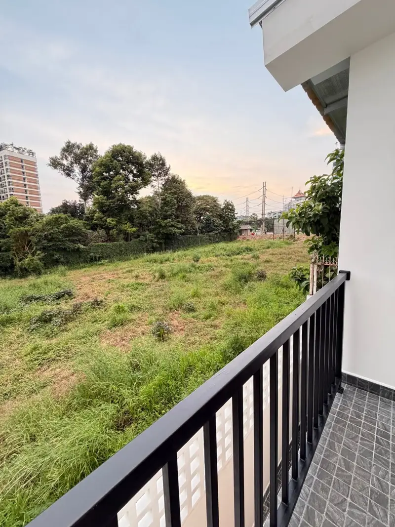 3-story town house Pattaya for sale, newly renovated!  Located on Thappraya Soi 15, near Walking Street and numerous tourist attractions and cafes. 4 bedrooms, 4 bathrooms 270 sq m of living space