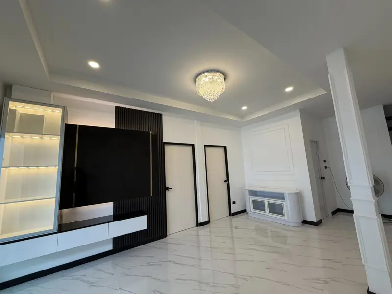 Pattaya Rung Ruang Soi 4, 2 Bedroom for sale in Huay Yai, located east of Pattaya City, offers a peaceful escape from the busy tourist areas. Known for its lush countryside landscapes, relaxed atmosphere,