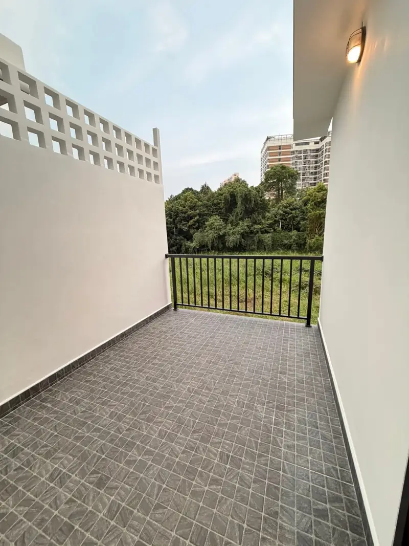 3-story town house Pattaya for sale, newly renovated!  Located on Thappraya Soi 15, near Walking Street and numerous tourist attractions and cafes. 4 bedrooms, 4 bathrooms 270 sq m of living space