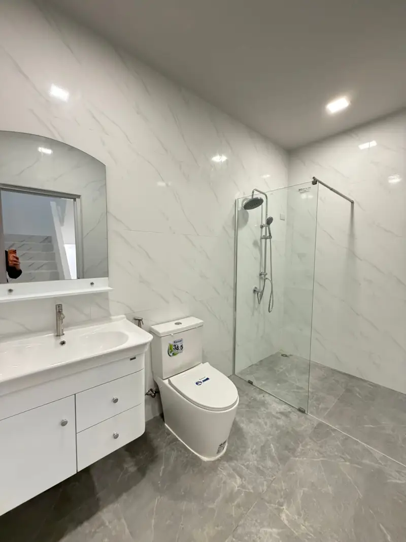 3-story town house Pattaya for sale, newly renovated!  Located on Thappraya Soi 15, near Walking Street and numerous tourist attractions and cafes. 4 bedrooms, 4 bathrooms 270 sq m of living space