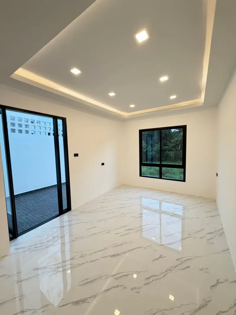 3-story town house Pattaya for sale, newly renovated!  Located on Thappraya Soi 15, near Walking Street and numerous tourist attractions and cafes. 4 bedrooms, 4 bathrooms 270 sq m of living space