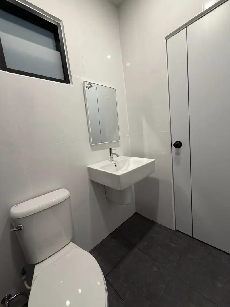 Pattaya Rung Ruang Soi 4, 2 Bedroom for sale in Huay Yai, located east of Pattaya City, offers a peaceful escape from the busy tourist areas. Known for its lush countryside landscapes, relaxed atmosphere,