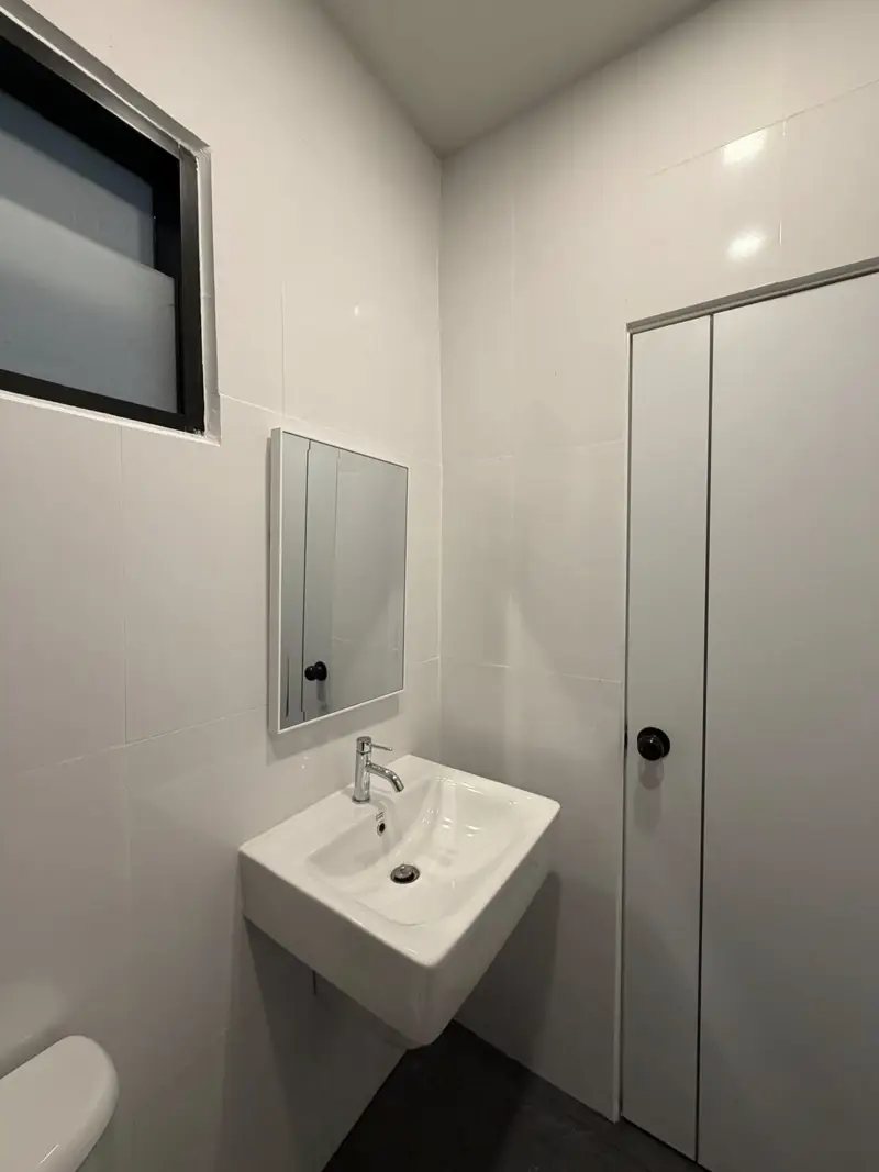 Pattaya Rung Ruang Soi 4, 2 Bedroom for sale in Huay Yai, located east of Pattaya City, offers a peaceful escape from the busy tourist areas. Known for its lush countryside landscapes, relaxed atmosphere,