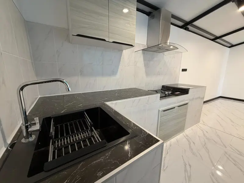 Pattaya Rung Ruang Soi 4, 2 Bedroom for sale in Huay Yai, located east of Pattaya City, offers a peaceful escape from the busy tourist areas. Known for its lush countryside landscapes, relaxed atmosphere,