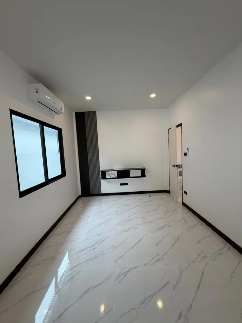 Pattaya Rung Ruang Soi 4, 2 Bedroom for sale in Huay Yai, located east of Pattaya City, offers a peaceful escape from the busy tourist areas. Known for its lush countryside landscapes, relaxed atmosphere,