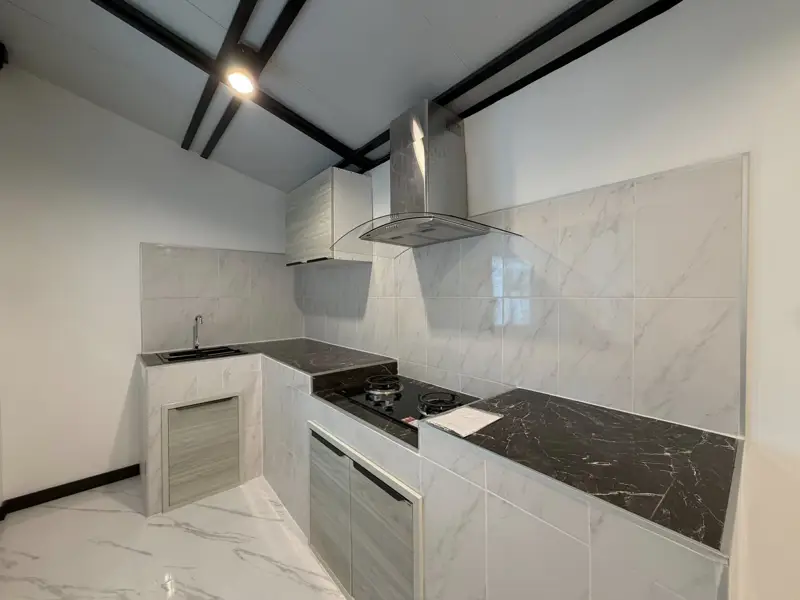 Pattaya Rung Ruang Soi 4, 2 Bedroom for sale in Huay Yai, located east of Pattaya City, offers a peaceful escape from the busy tourist areas. Known for its lush countryside landscapes, relaxed atmosphere,