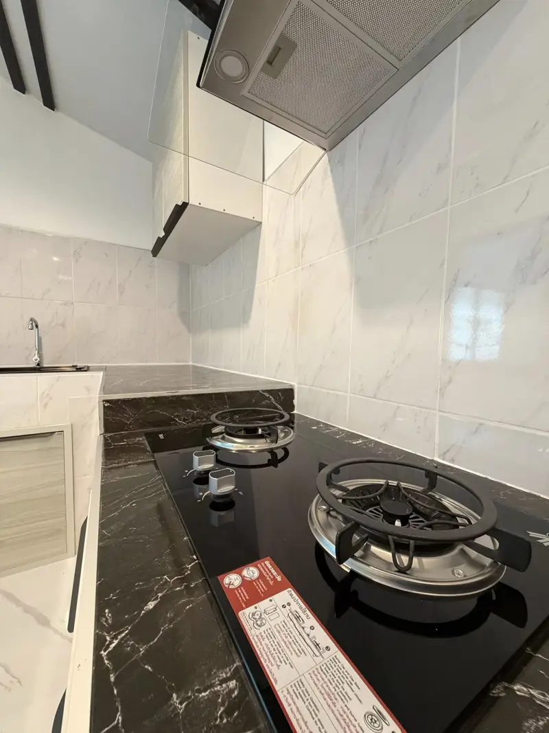 Pattaya Rung Ruang Soi 4, 2 Bedroom for sale in Huay Yai, located east of Pattaya City, offers a peaceful escape from the busy tourist areas. Known for its lush countryside landscapes, relaxed atmosphere,