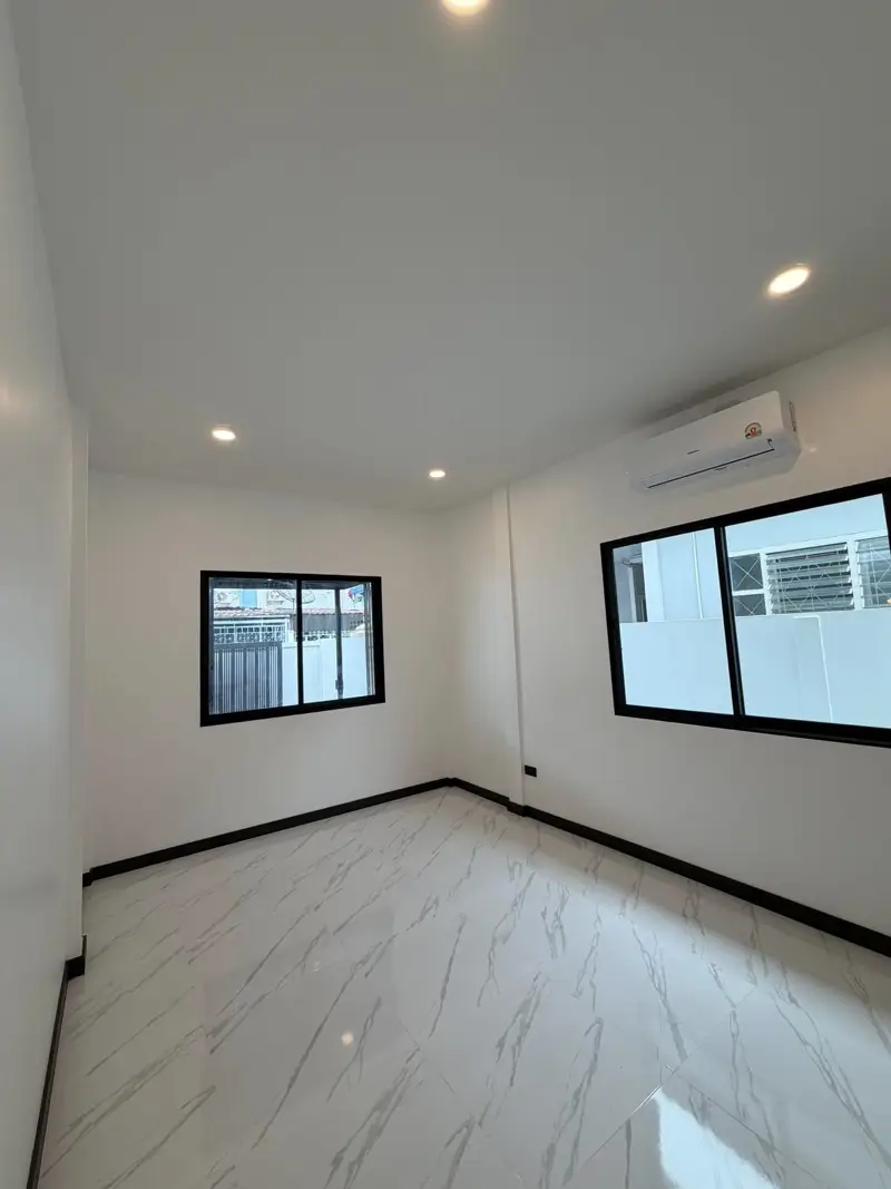 Pattaya Rung Ruang Soi 4, 2 Bedroom for sale in Huay Yai, located east of Pattaya City, offers a peaceful escape from the busy tourist areas. Known for its lush countryside landscapes, relaxed atmosphere,