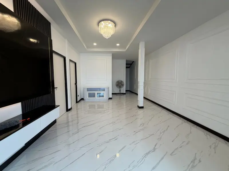 Pattaya Rung Ruang Soi 4, 2 Bedroom for sale in Huay Yai, located east of Pattaya City, offers a peaceful escape from the busy tourist areas. Known for its lush countryside landscapes, relaxed atmosphere,